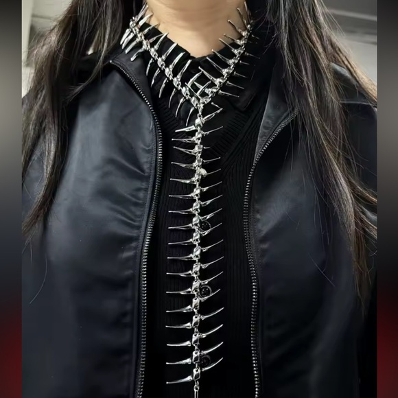 Avant‑Garde Lumina Spine Back Necklace - Picture 4 of 6